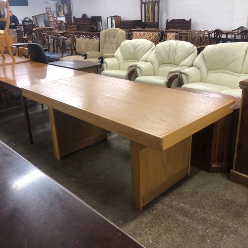 522 - Oak veneered dining table with hidden end drawers, 180 x 90 x 76 cm