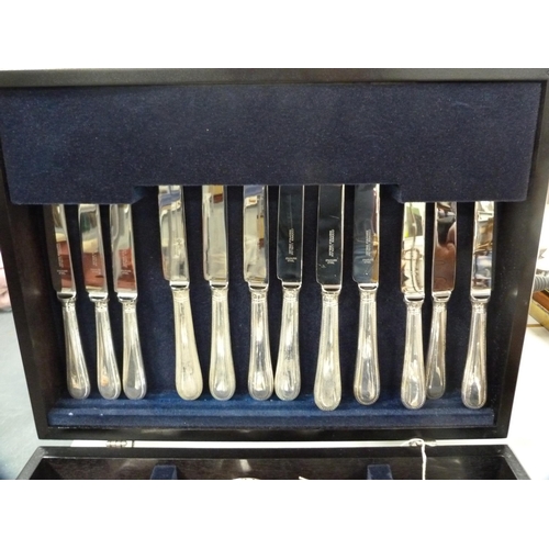 123 - Part canteen of Cooper Ludlum of Sheffield cutlery in an ebonised case.