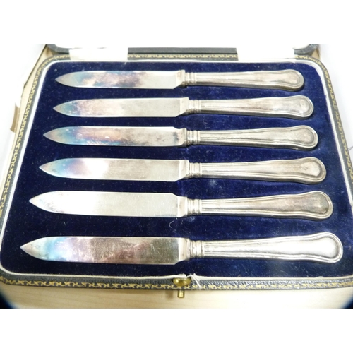 255 - Set of six silver-handled butter knives, cased, retailed by J Hardy & Co., Edinburgh.