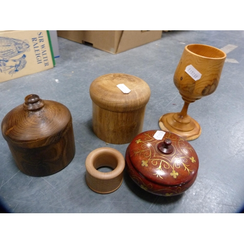 30 - Treen and burr wood items to include a bowl, goblet, cylindrical boxes, napkin ring, Indian-style bo... 