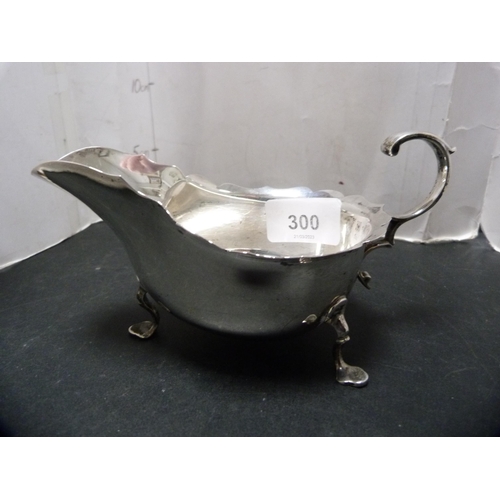 300 - Silver sauce boat, approximately 133.9g.