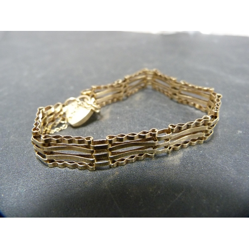 318 - 9ct gold padlock bracelet, 6.9g gross.