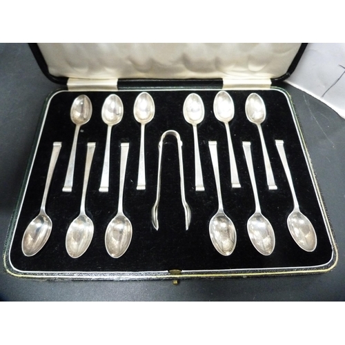 324 - Set of twelve silver teaspoons and tongs, cased.