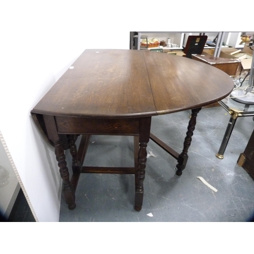 346 - Oak gate-leg table.