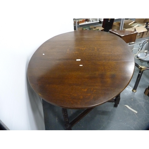 346 - Oak gate-leg table.