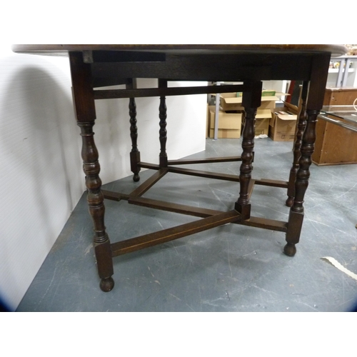 346 - Oak gate-leg table.