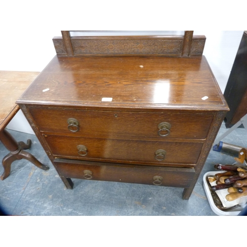 365 - Oak dressing chest.