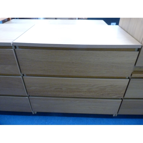 501 - Modern bedroom suite comprising two near-matching chests of three drawers and two bedside chests.  (... 