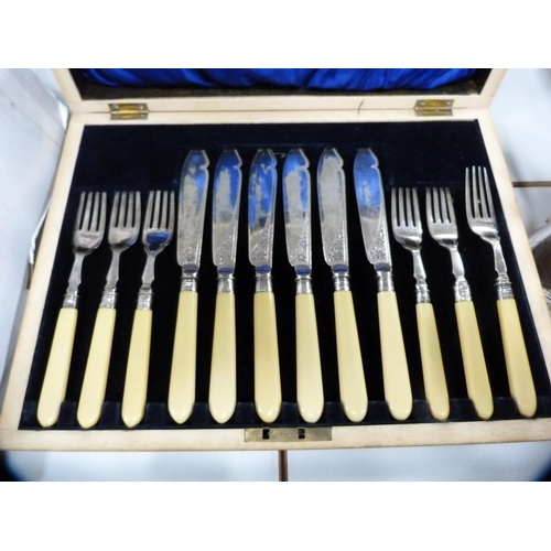 78 - Set of fish knives and forks for six settings, with ivorine handles and silver collars, cased, café ... 