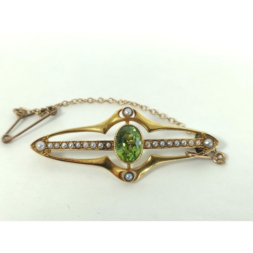 170N - Art Nouveau gold brooch, with oval peridot and pearls, 15ct, 4.6g.