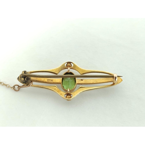 170N - Art Nouveau gold brooch, with oval peridot and pearls, 15ct, 4.6g.