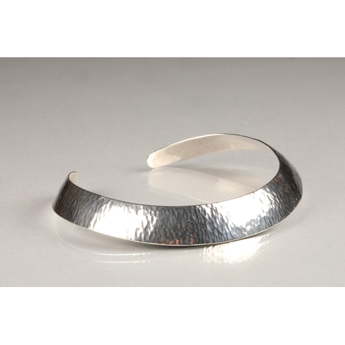 116 - Hermes Paris, silver neck torque, hammered surface decoration, boxed diameter 11.5cm (interior), wei... 