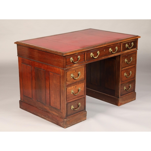 554 - Late 19th/early 20th Century leather topped mahogany double pedestal desk, 
three freeze drawers ove... 