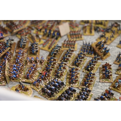 101 - A large collection of MiniFigs, Hinchcliffe or possibly other manufacturers hand-painted war game mi... 