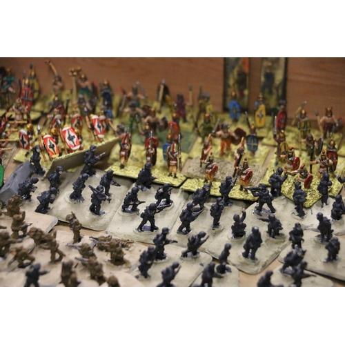 102 - A large collection of MiniFigs, Hinchcliffe or possibly other manufacturers hand-painted war game mi... 