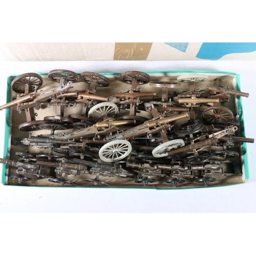 90 - Britains Ltd Napoleon 12 pounder field guns, Britains trees and other diorama accessories. (1 box)