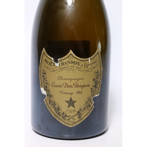MOET ET CHANDON cuvee Dom Perignon Champagne 1985 12.5% abv. MOET ET CHANDON cuvee Dom Perignon Champagne 1985 12.5% abv.