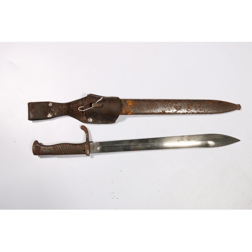 581 - German S98/05 sword bayonet, version with flashguard and plain backed blade (neuer art), the ricasso... 