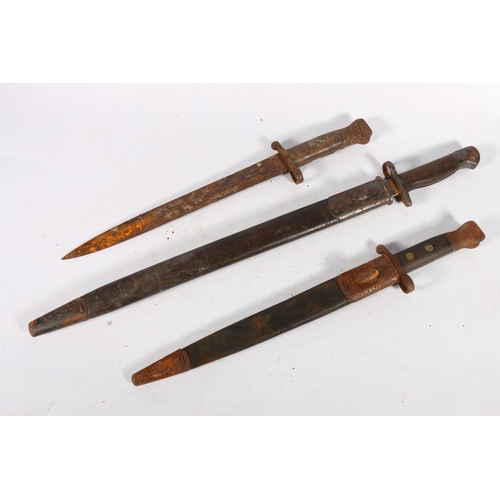 582 - British 1907 pattern sword bayonet, the ricasso stamped '10 14' for October 1914, with scabbard. Bri... 