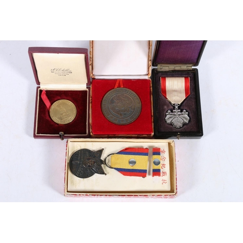 565 - Japan, Order of the Rising Sun, 8th class, in fitted japanned case (ref SO12), China war memorial me... 