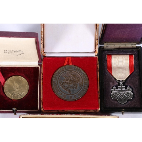 565 - Japan, Order of the Rising Sun, 8th class, in fitted japanned case (ref SO12), China war memorial me... 