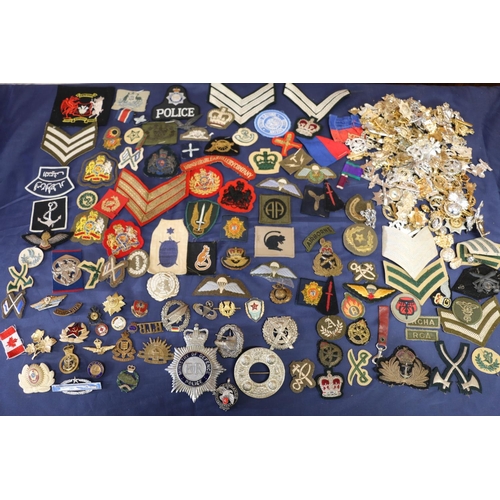 569 - Large collection of military cap badges etc. to include an Argyll and Sutherland Highlanders plaid b... 