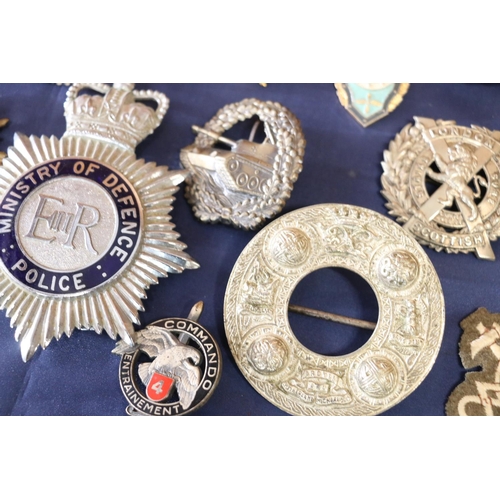 569 - Large collection of military cap badges etc. to include an Argyll and Sutherland Highlanders plaid b... 