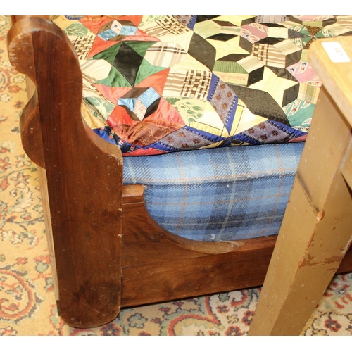 641 - 19th century Continental walnut day bed in the Empire style, 188cm long, 72cm wide.