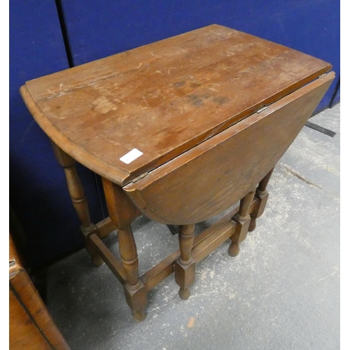 404 - Small oak gate leg table.