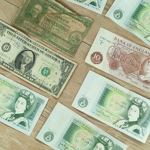 Vintage bank notes including paper Pounds, Dollar, Mozambique, etc.