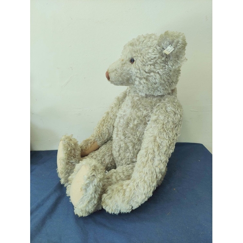 52 - Steiff 1994 Limited Edition '1908 Model' growler bear in white mohair with articulated limbs. Articl... 