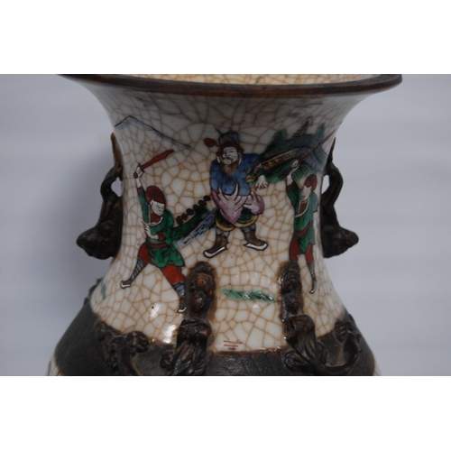 263 - Chinese crackle glazed vase (20th century) decorated with a battle scene in polychrome enamels, with... 