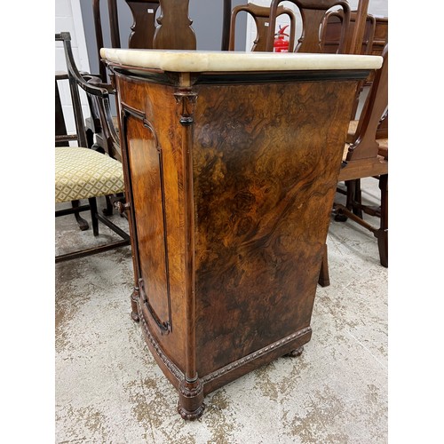 585 - 19th century walnut pot cupboard, with shaped white marble top on carved bun feet, length 45cm, dept... 