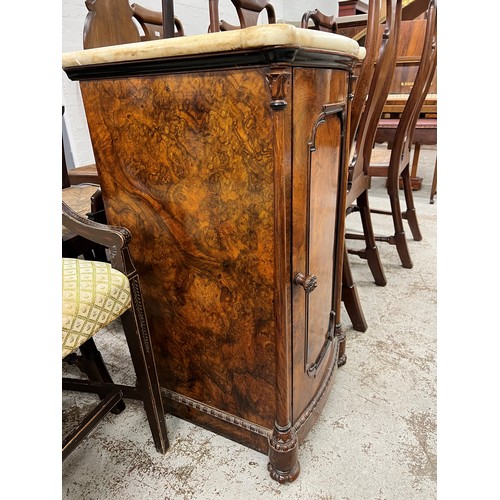 585 - 19th century walnut pot cupboard, with shaped white marble top on carved bun feet, length 45cm, dept... 