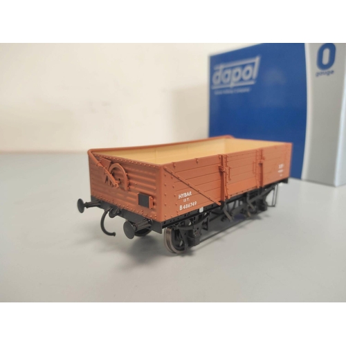 157 - Dapol / Gaugemaster. Three boxed 0 gauge wagons to include 5 Plank Wagon BR 7F-053-008, 16T Steel Mi... 