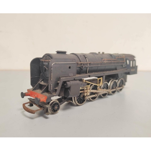 159 - Box of 00 gauge model trains to include Hornby, Triang and others comprising of Hornby Sir Nigel Gre... 