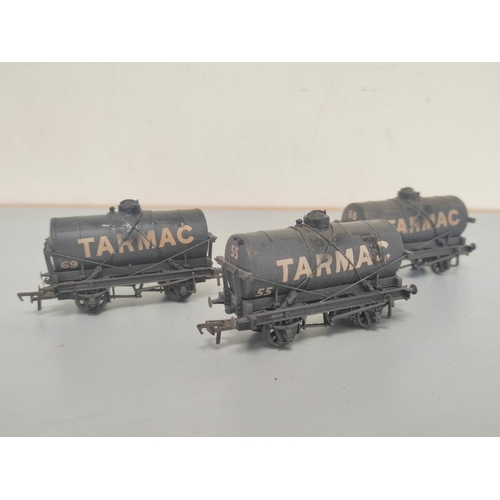 160 - Box of 00 gauge model train rolling stock, track and scenery to include nine examples by Bachmann to... 