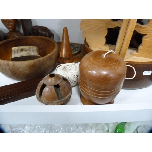 183 - Treen and wooden items to include bowls, string holder, bookends, also a cigarette box, ornaments et... 