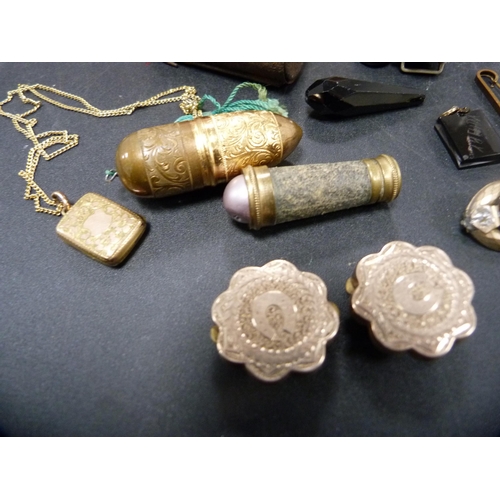 268 - Bag containing assorted costume jewellery to include a locket, brooches, jet-style mourning brooch, ... 