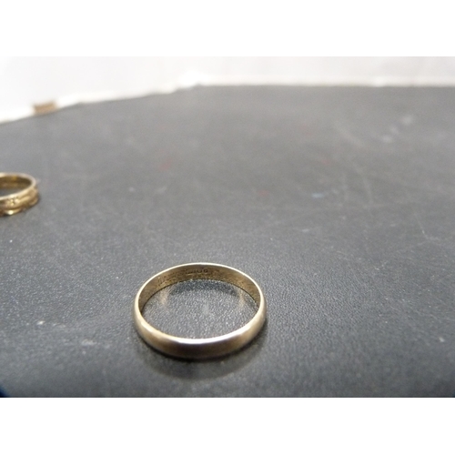 275 - Two small 9ct gold rings, 2.6g gross.