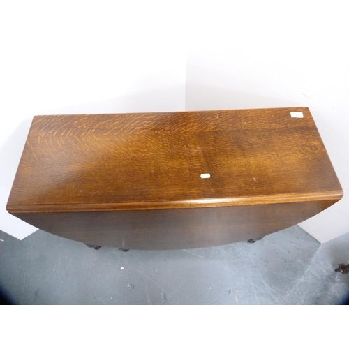 326 - Oak drop-leaf table.