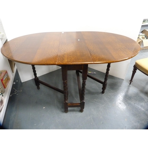 326 - Oak drop-leaf table.