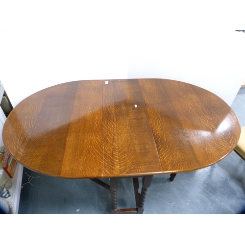 326 - Oak drop-leaf table.