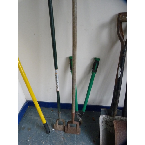 385 - Collection of gardening tools to include hoes, spades, rakes, paint pole etc.