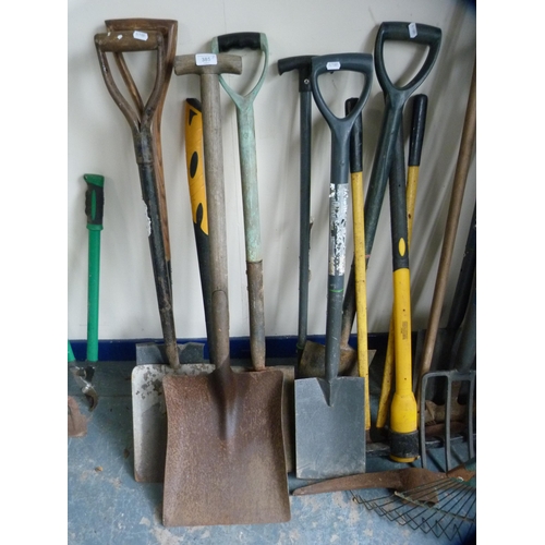 385 - Collection of gardening tools to include hoes, spades, rakes, paint pole etc.