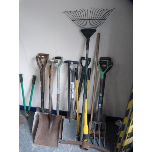 385 - Collection of gardening tools to include hoes, spades, rakes, paint pole etc.