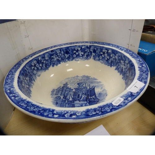 7 - Wedgwood 'Ferrara Etruria' blue and white chamber set.