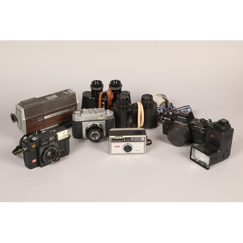 391 - Assortment of vintage cameras