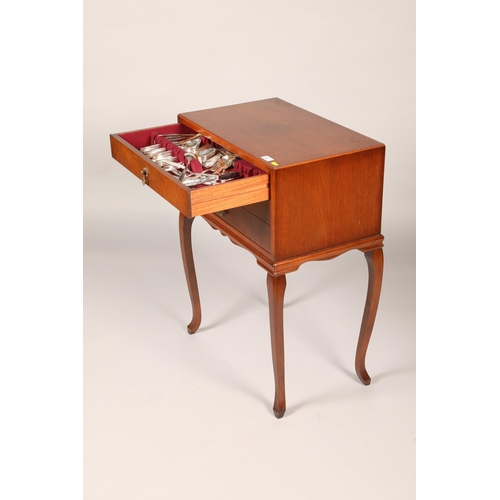 457 - Three drawer table canteen of cutlerey