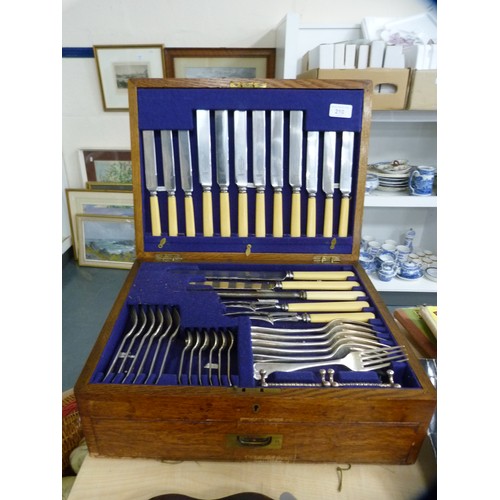 210 - Oak-cased canteen of cutlery.